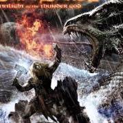 Le texte musical TATTERED BANNERS AND BLOODY FLAGS de AMON AMARTH est également présent dans l'album Twilight of the thunder god (2008)
