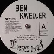 Le texte musical DEBBIE DON'T WORRY DOLL de BEN KWELLER est également présent dans l'album Phone home (2004)