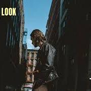 Le texte musical LIFE'S A PARTY de PATRICK DRONEY est également présent dans l'album Made you look (2026)