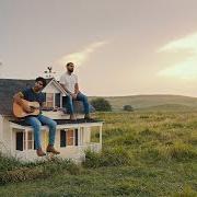 Le texte musical BREAKIN' UP WITH A BROKEN HEART de DAN + SHAY est également présent dans l'album Bigger houses (2023)